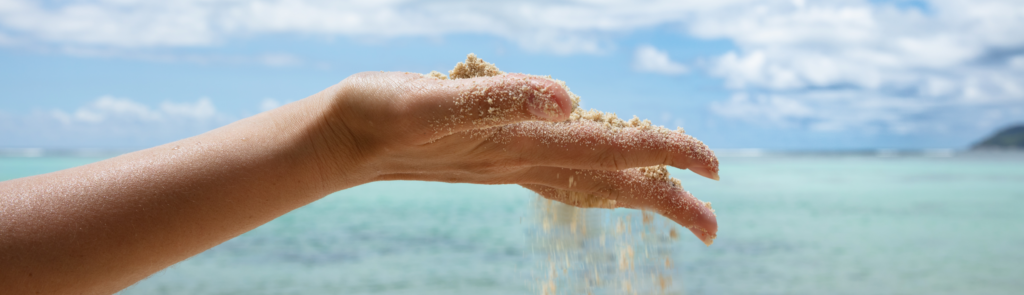 Hand mit Sand klein